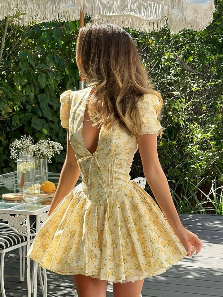 Laura | A-Line Mini Kjole Blomstertrykk Puff Ermer Åpen Rygg