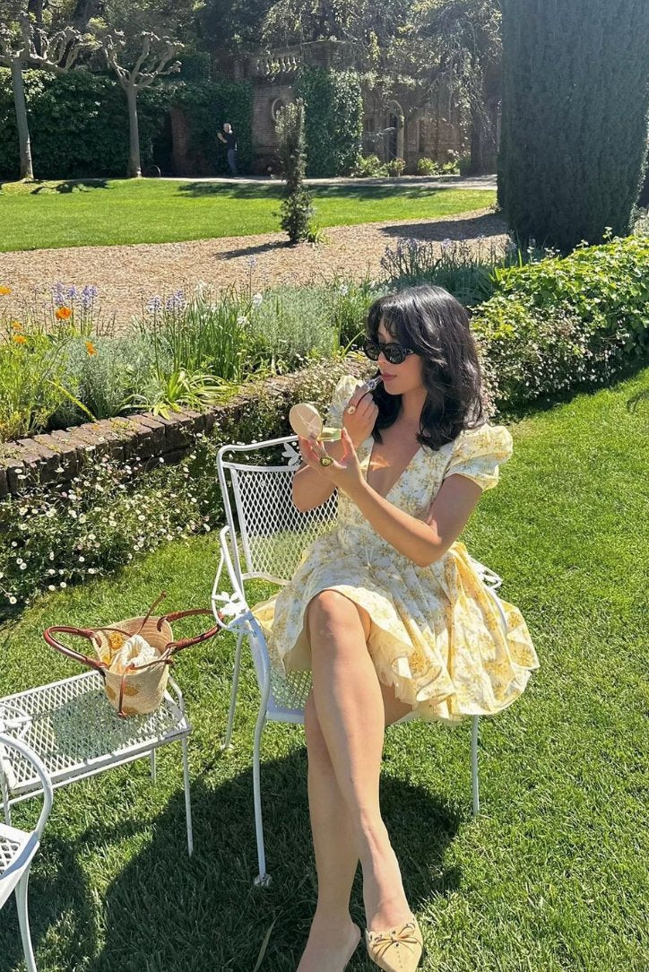 Laura | A-Line Mini Kjole Blomstertrykk Puff Ermer Åpen Rygg