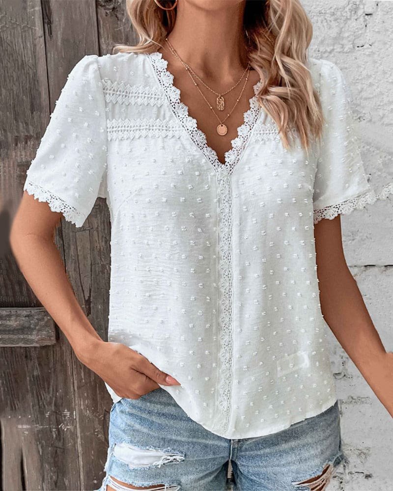 Karla | Kvinne Boho Bluse med Blondekant og Swiss Dot V-Hals