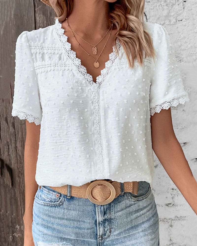 Karla | Kvinne Boho Bluse med Blondekant og Swiss Dot V-Hals