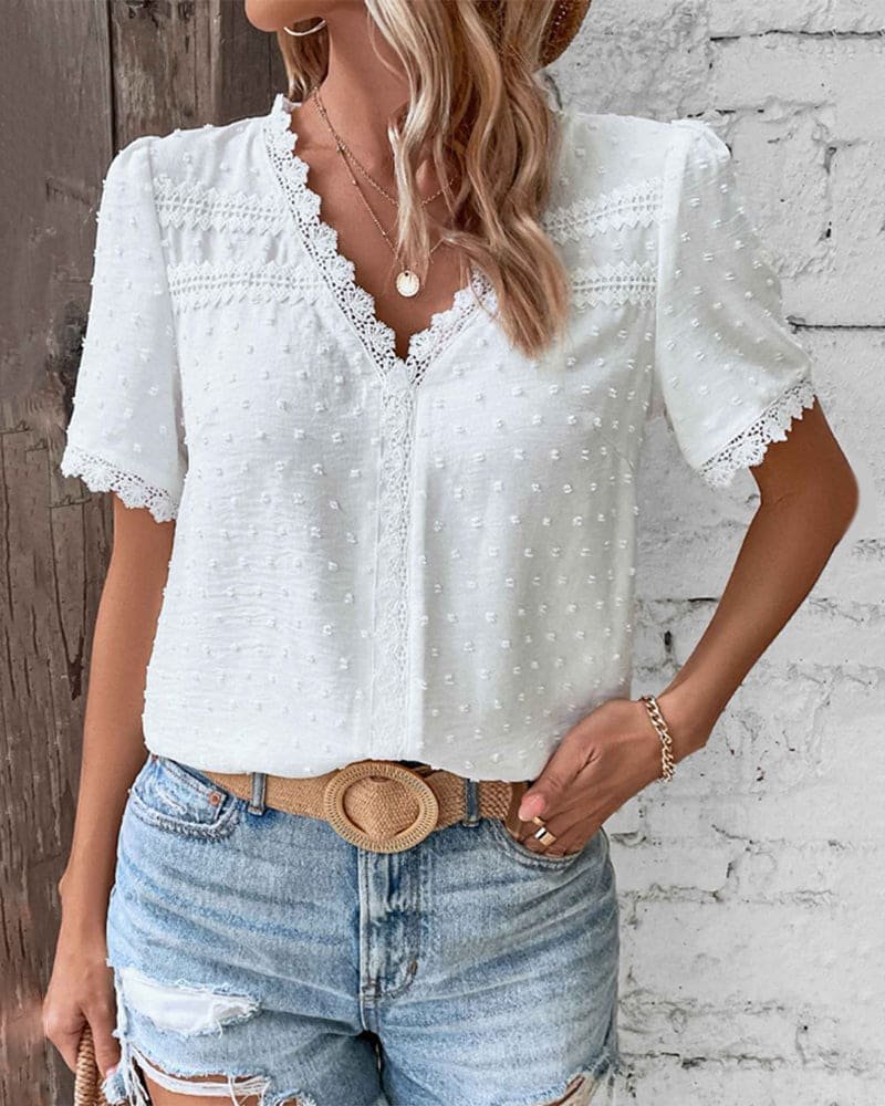 Karla | Kvinne Boho Bluse med Blondekant og Swiss Dot V-Hals