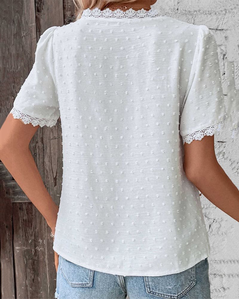 Karla | Kvinne Boho Bluse med Blondekant og Swiss Dot V-Hals