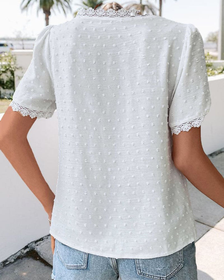 Karla | Kvinne Boho Bluse med Blondekant og Swiss Dot V-Hals