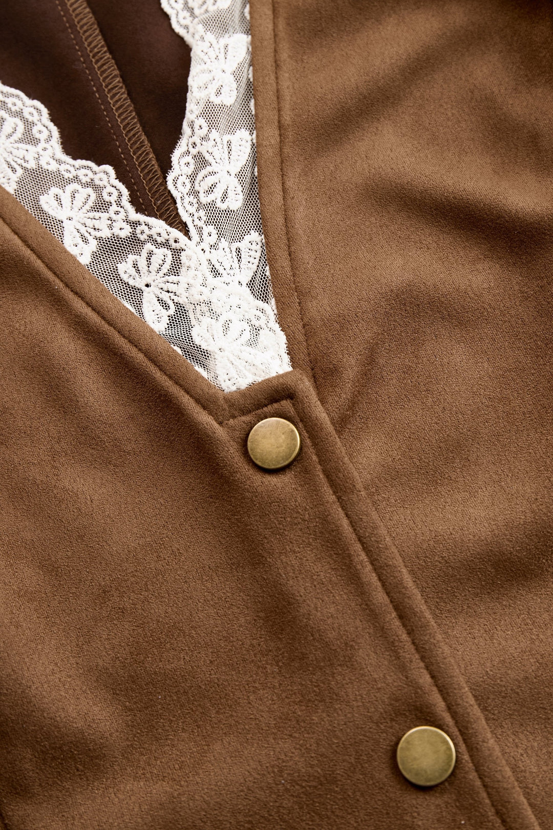 Laura | Damens Fitted Western Bluse med Blondeermer, Dyp V-Hals, Trykknapper