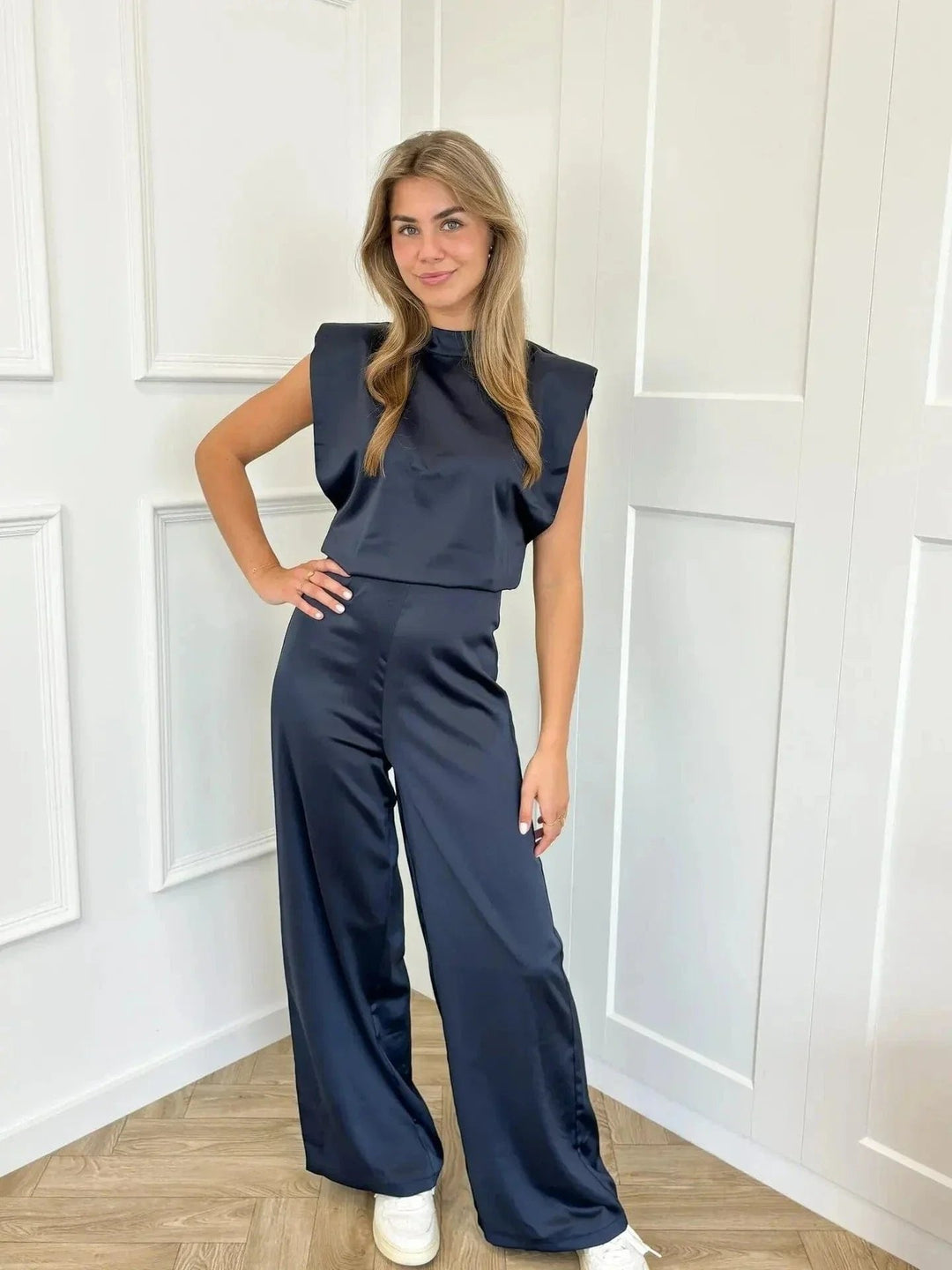 Josefine | Kvinne Satin Jumpsuit Bred Ben Uten Ermer