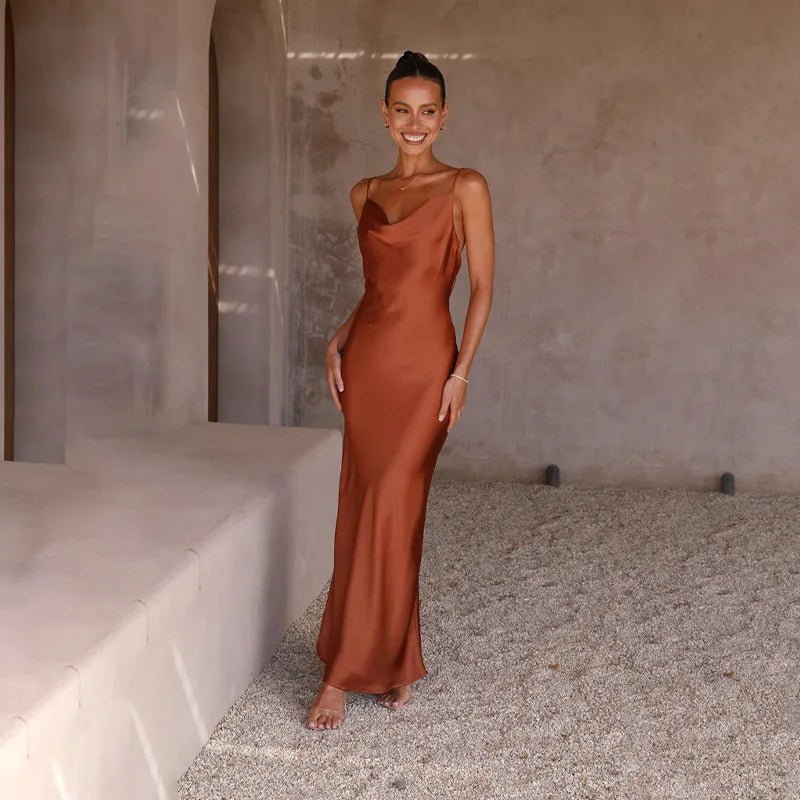 Lea | Kvinne Satin Maxi Kjole Åpen Rygg Fitted
