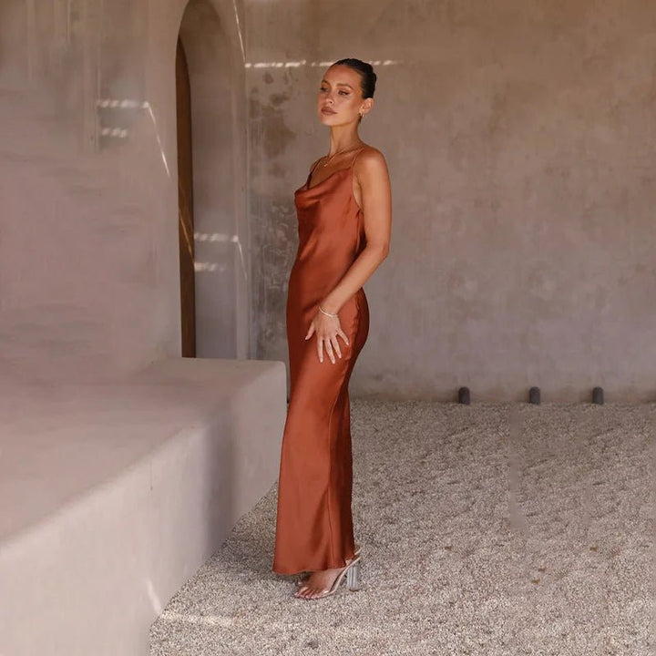 Lea | Kvinne Satin Maxi Kjole Åpen Rygg Fitted