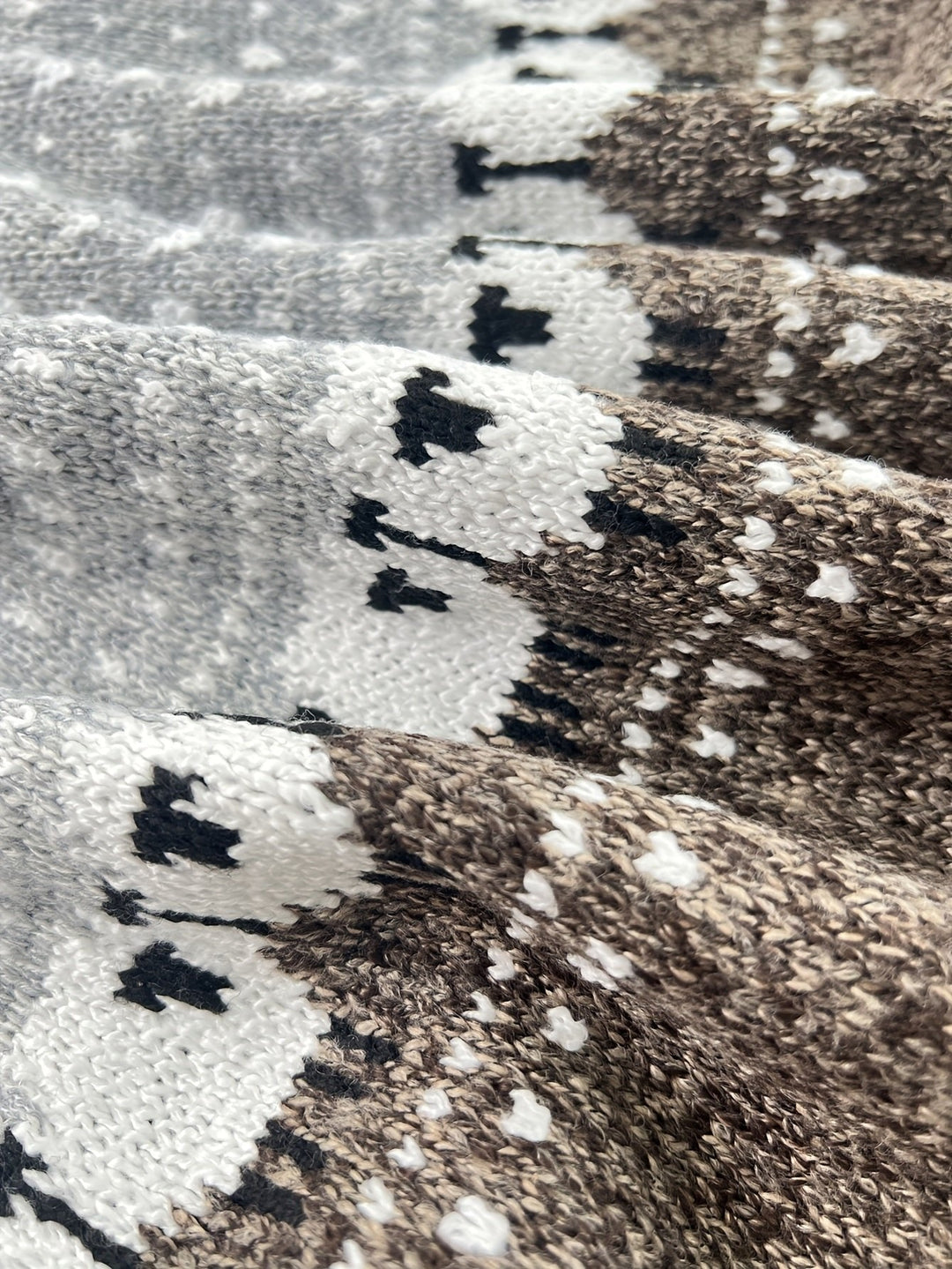 Anna | Dame Strikkegenser med Sau Jacquard Mønster og Rund Hals