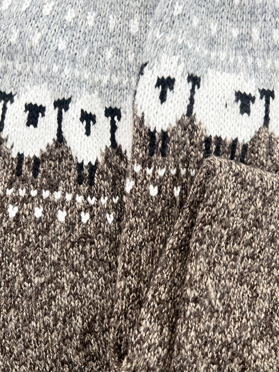 Anna | Dame Strikkegenser med Sau Jacquard Mønster og Rund Hals