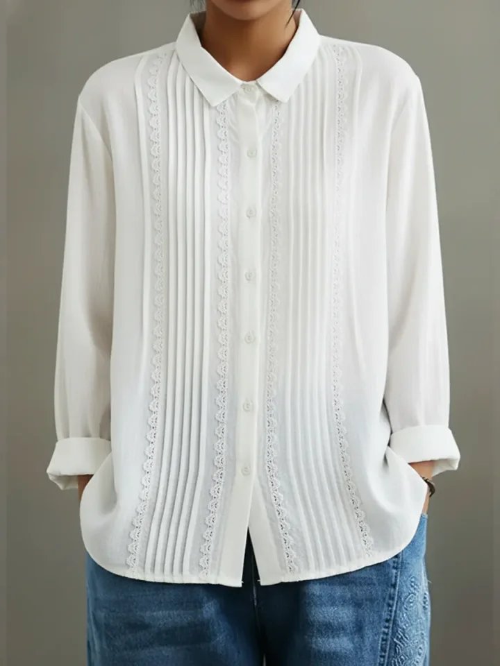 Clara | Kvinnebluse med blondekant og plisserte detaljer, lange ermer