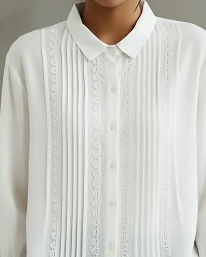 Clara | Kvinnebluse med blondekant og plisserte detaljer, lange ermer