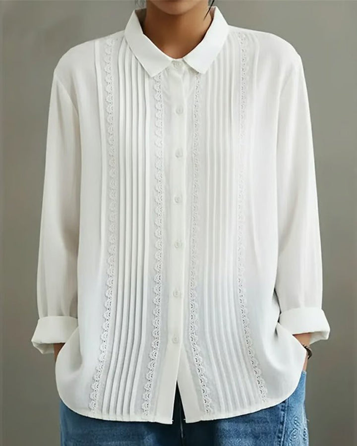 Clara | Kvinnebluse med blondekant og plisserte detaljer, lange ermer