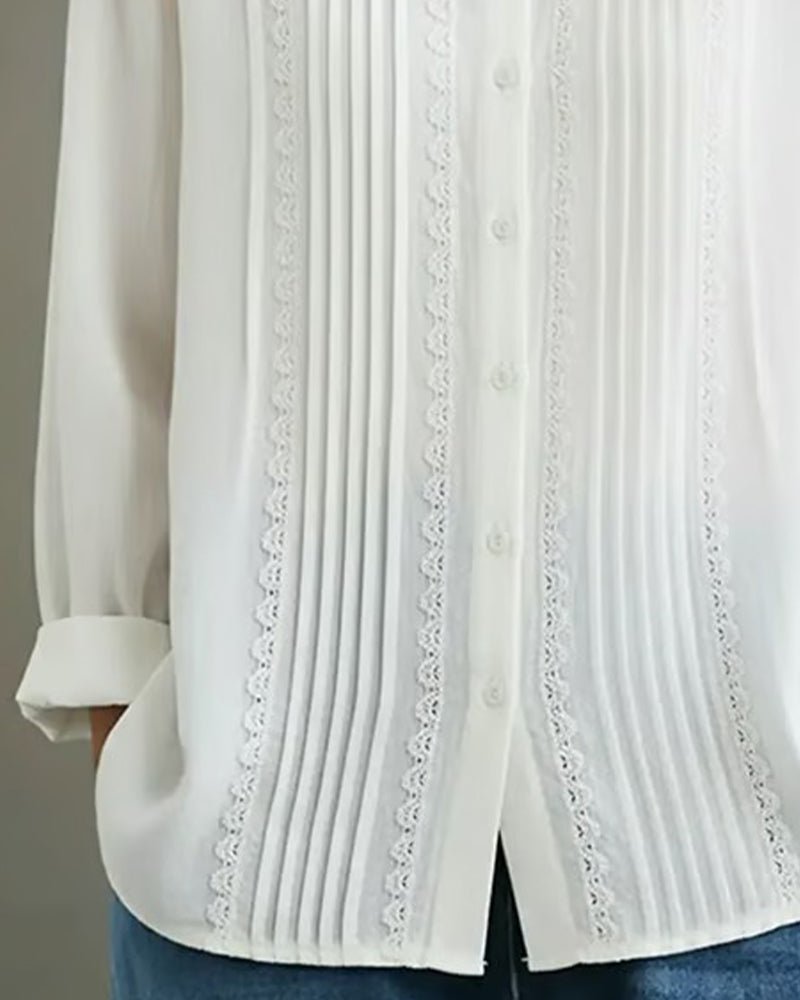 Clara | Kvinnebluse med blondekant og plisserte detaljer, lange ermer