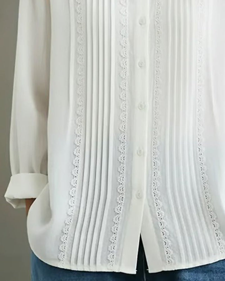 Clara | Kvinnebluse med blondekant og plisserte detaljer, lange ermer