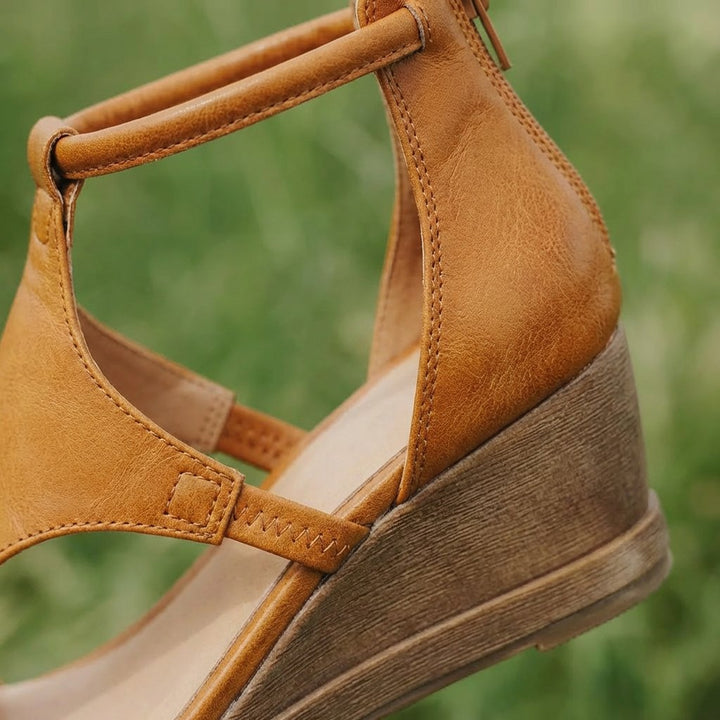 Freja | Kvinne Sandal med Åpen Tå og Wedge Hæl med Ankelrem