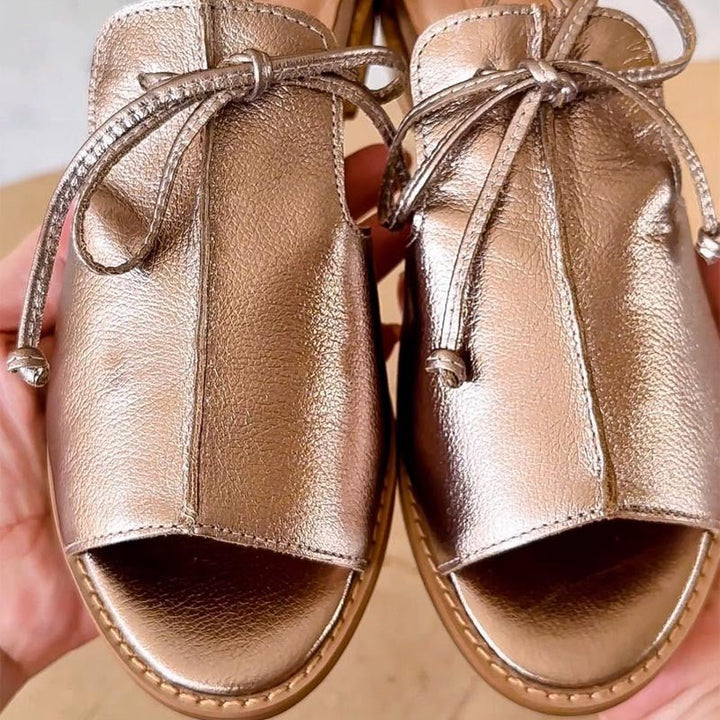 Ella | Kvinne Metallic Peep-Toe Flate Sandaler med Sløyfebånd