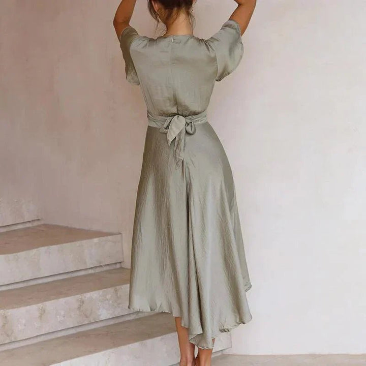 Freja | Luna Kvinne Satin Midi Kjole Dyp V-Hals Sommerfuglsærmer